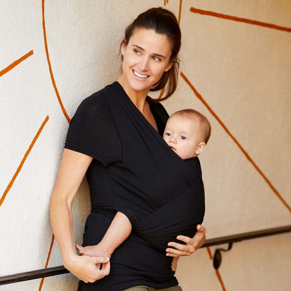 Moby Bump & Beyond Tshirt Wrap - Black