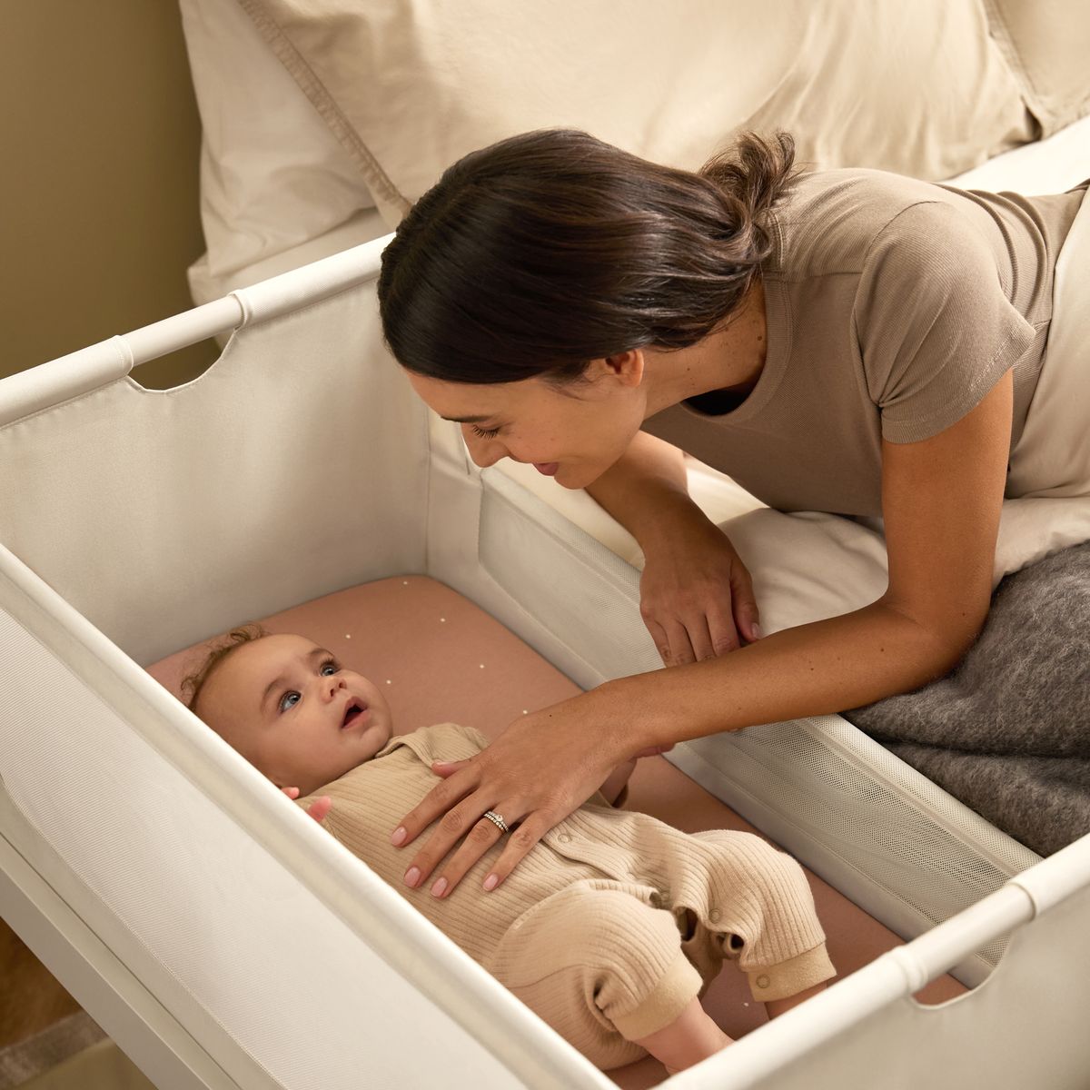 SnuzPod5 Bedside Bassinet