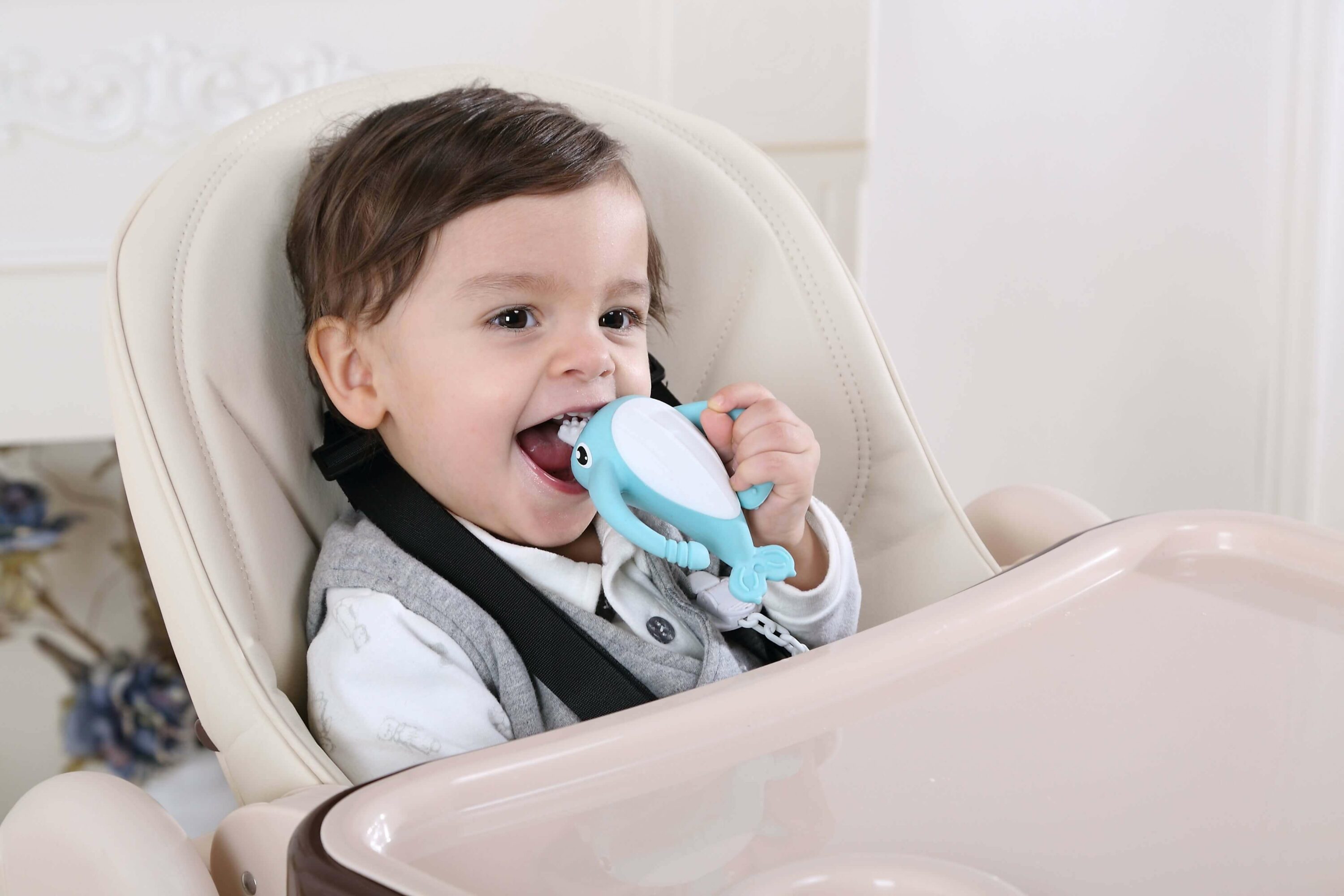smily-mia-nora-narwhal-teether-light-blue-ls2