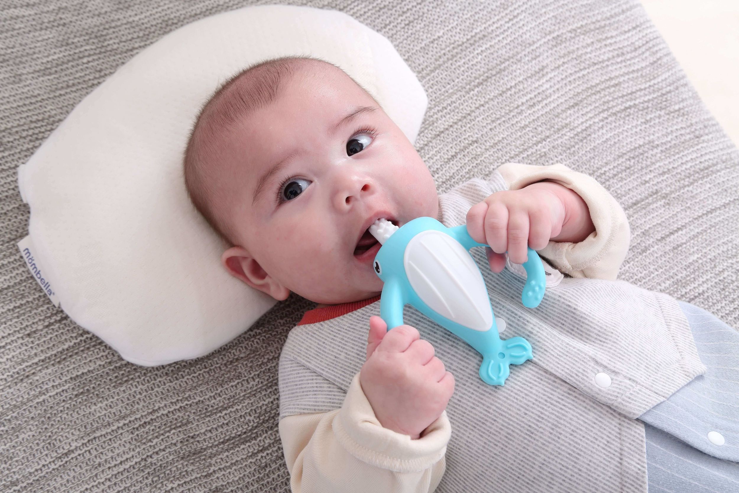 smily-mia-nora-narwhal-teether-light-blue-ls6
