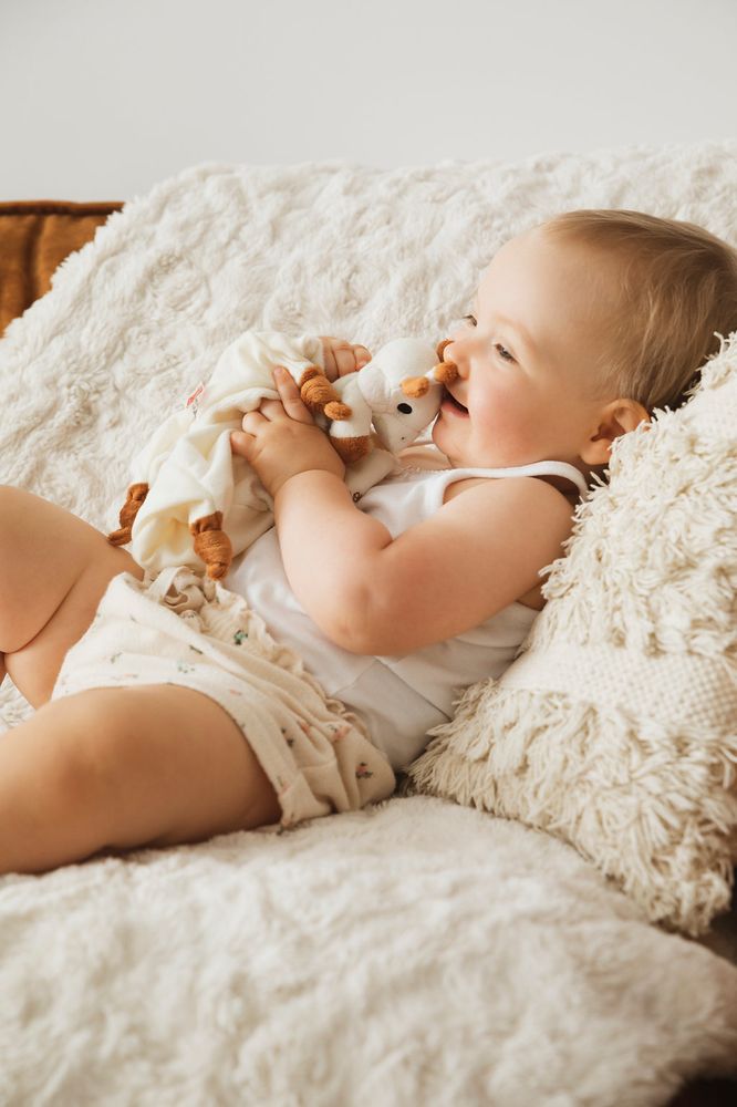 sophie-the-giraffe-comforter-with-soother-holder-2