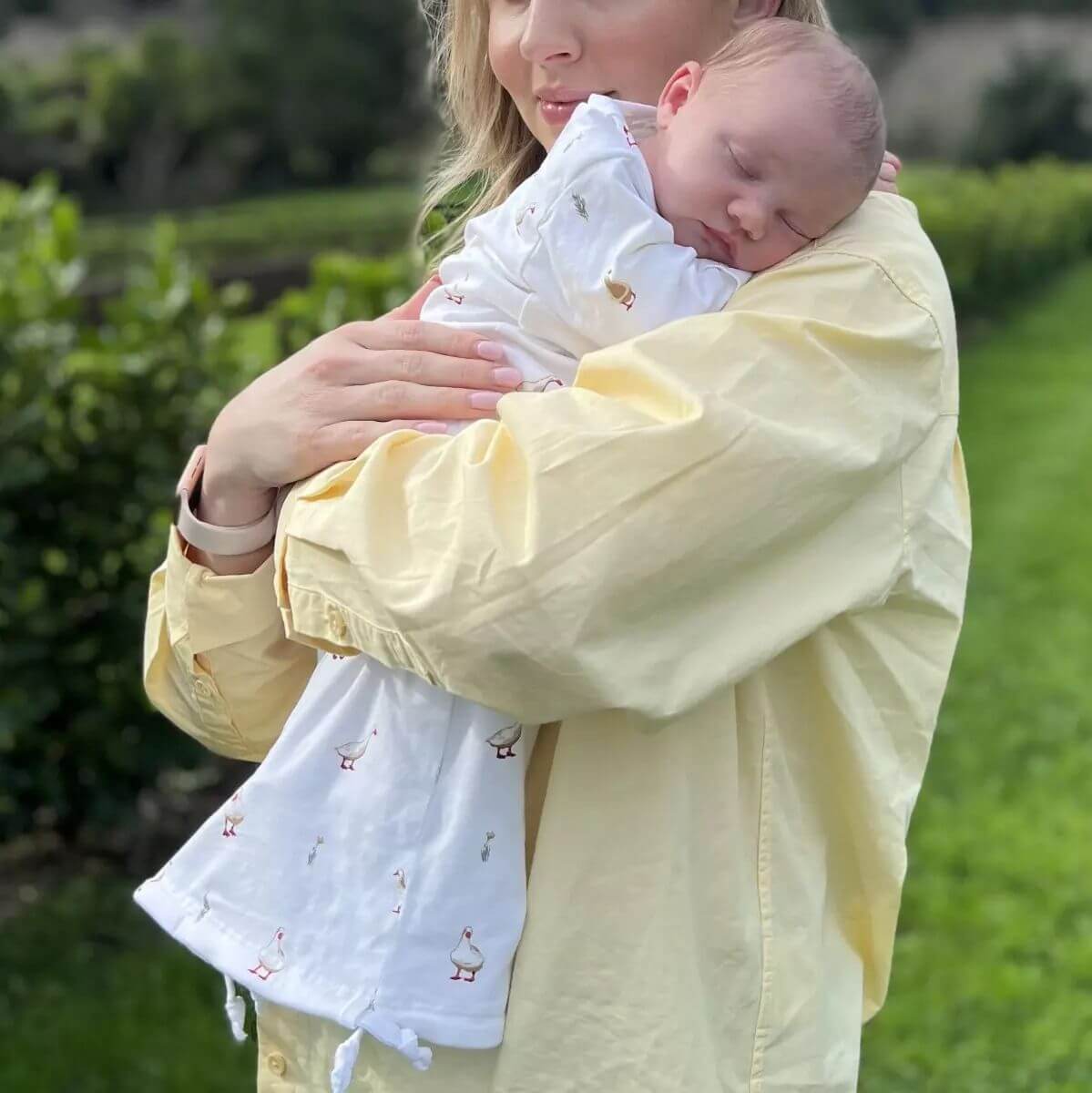 ld7-little-bee-by-dimples-little-duckling-cotton-baby-gown-sleep_1-ls2